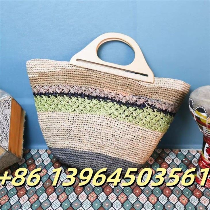 Raffia valiz ak manch an bwa