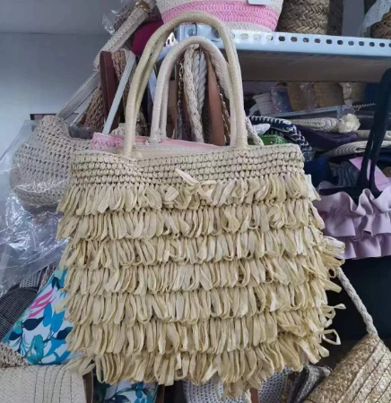 Handwoven ponpon beidge sak pay