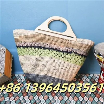 Raffia valiz ak manch an bwa